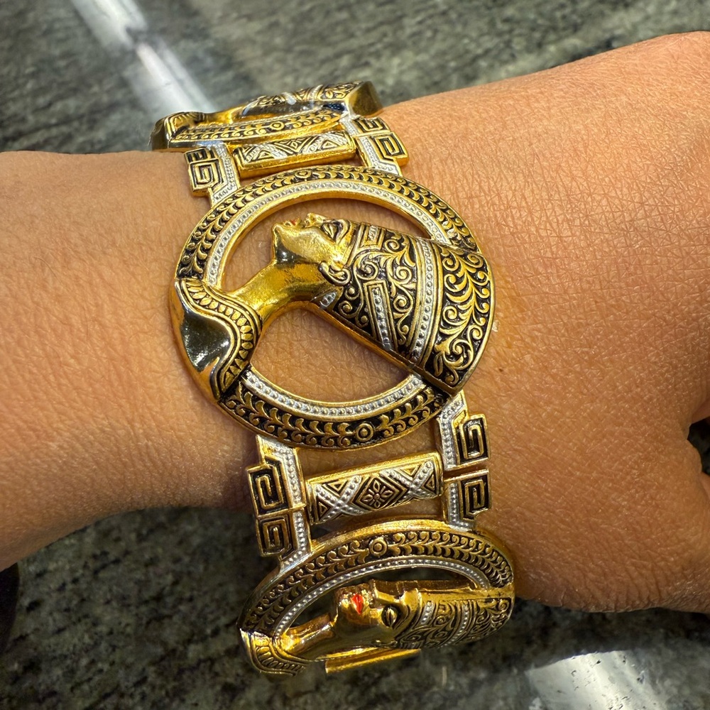 Vintage Egyptian Revival Statement Bracelet — Gold Tone Pharaoh Motif —Unsigned - Picture 10 of 10